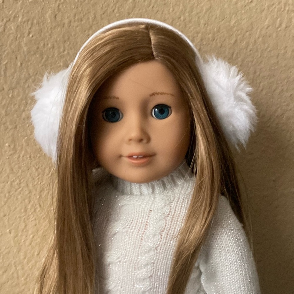 American girl doll 2017, 18“. Exquisitely dressed with accessory. Beautiful